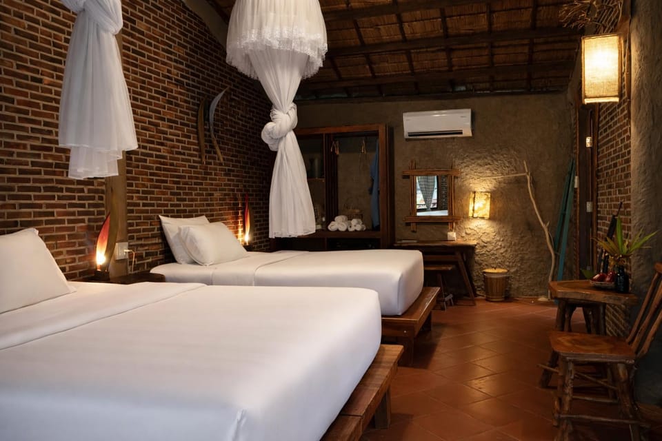 Bed, Photo of the whole room, Seating area