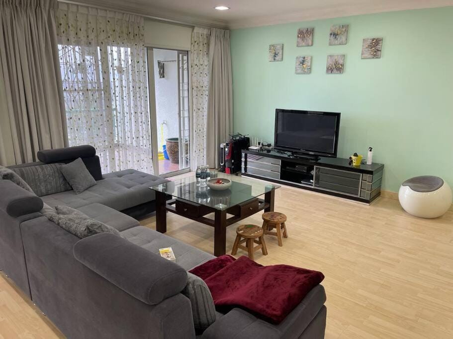 TV and multimedia, Living room, Seating area, Evening entertainment