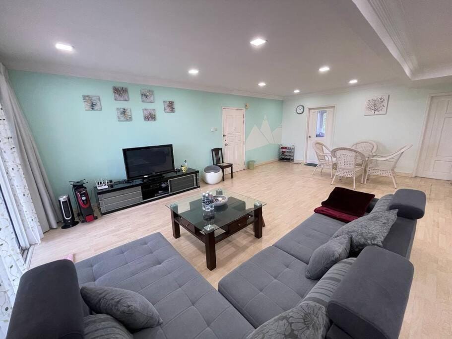 Living room, Seating area, Evening entertainment