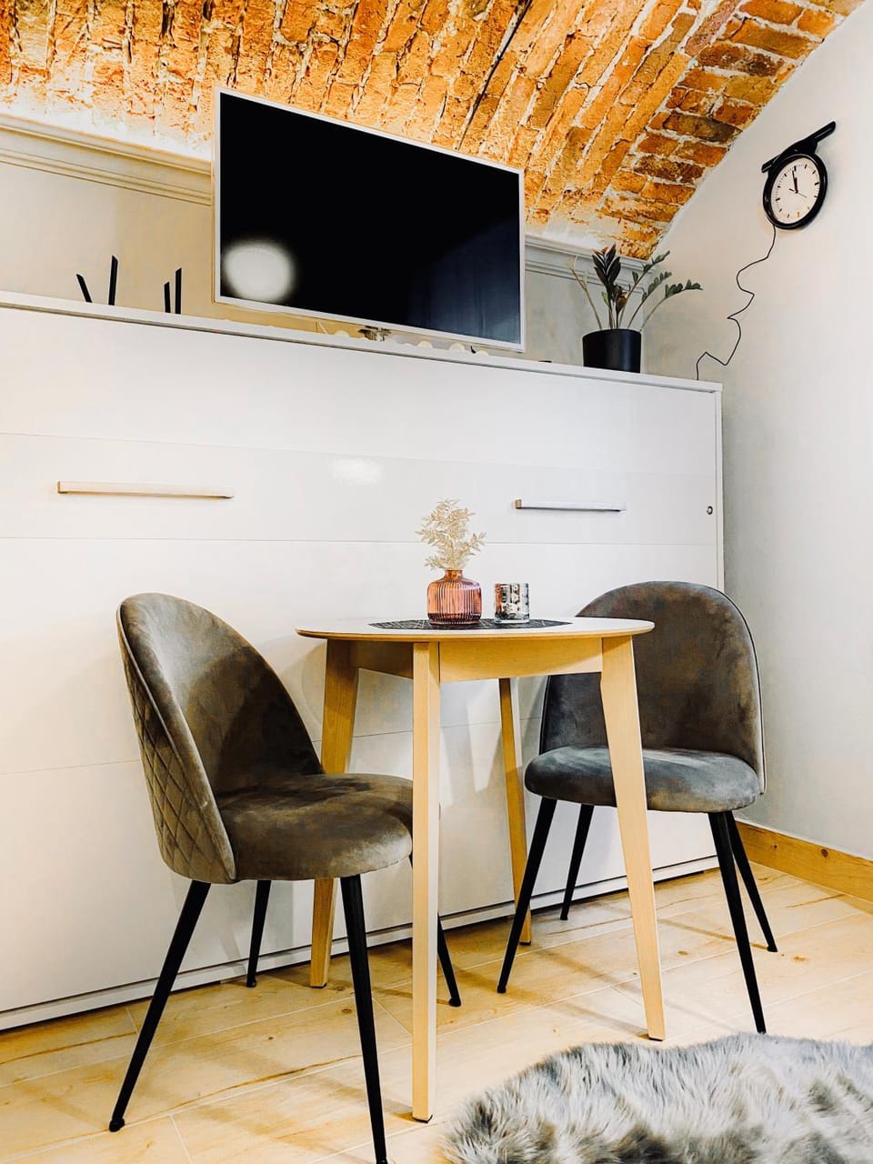 TV and multimedia, Living room, Seating area, Dining area
