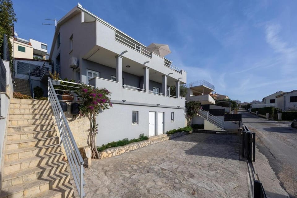 Property building, Facade/entrance, Off site
