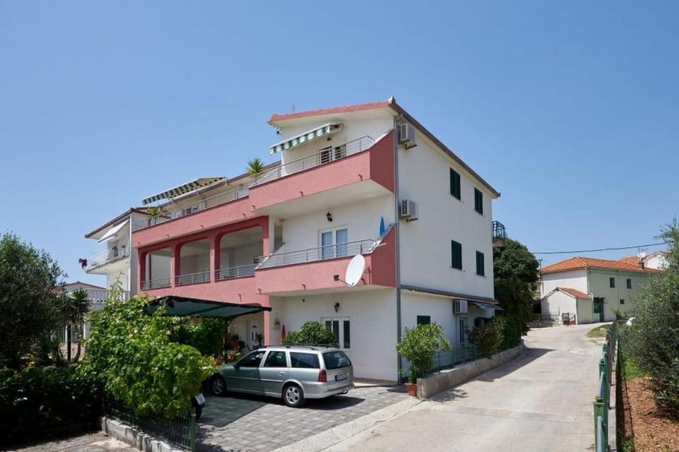 Property building, Facade/entrance, Off site