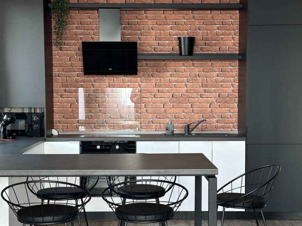 TV and multimedia, Kitchen or kitchenette, Dining area, Landmark view, stove