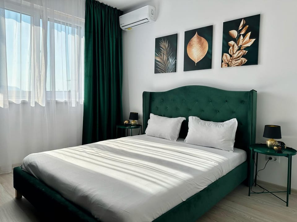 Bed, Photo of the whole room, Decorative detail, Decorative detail, Bedroom, cot, air conditioner