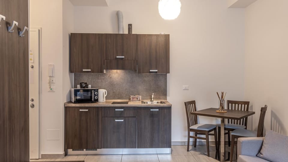 Facade/entrance, Coffee/tea facilities, Kitchen or kitchenette, Dining area, microwave, stove