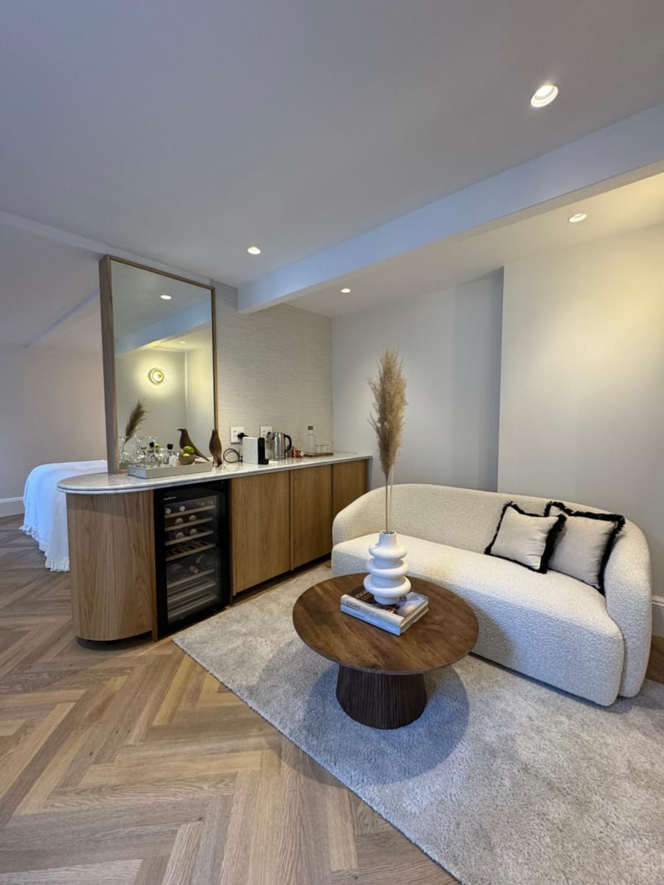 Coffee/tea facilities, Living room, Seating area, Bedroom