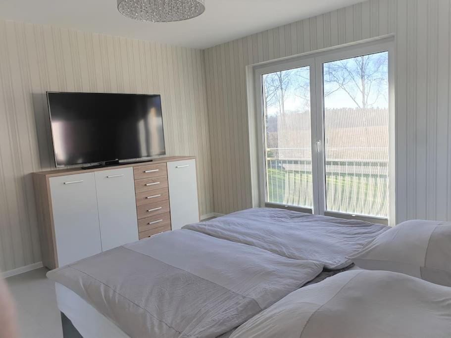 Bed, TV and multimedia, Photo of the whole room, Bedroom