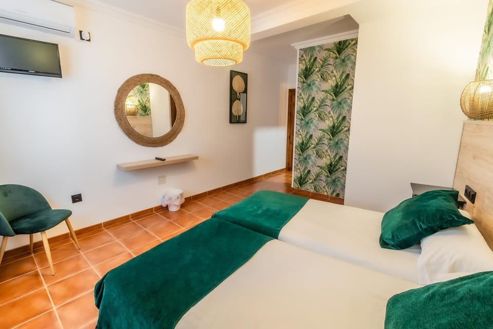 Bed, TV and multimedia, Photo of the whole room, Bedroom