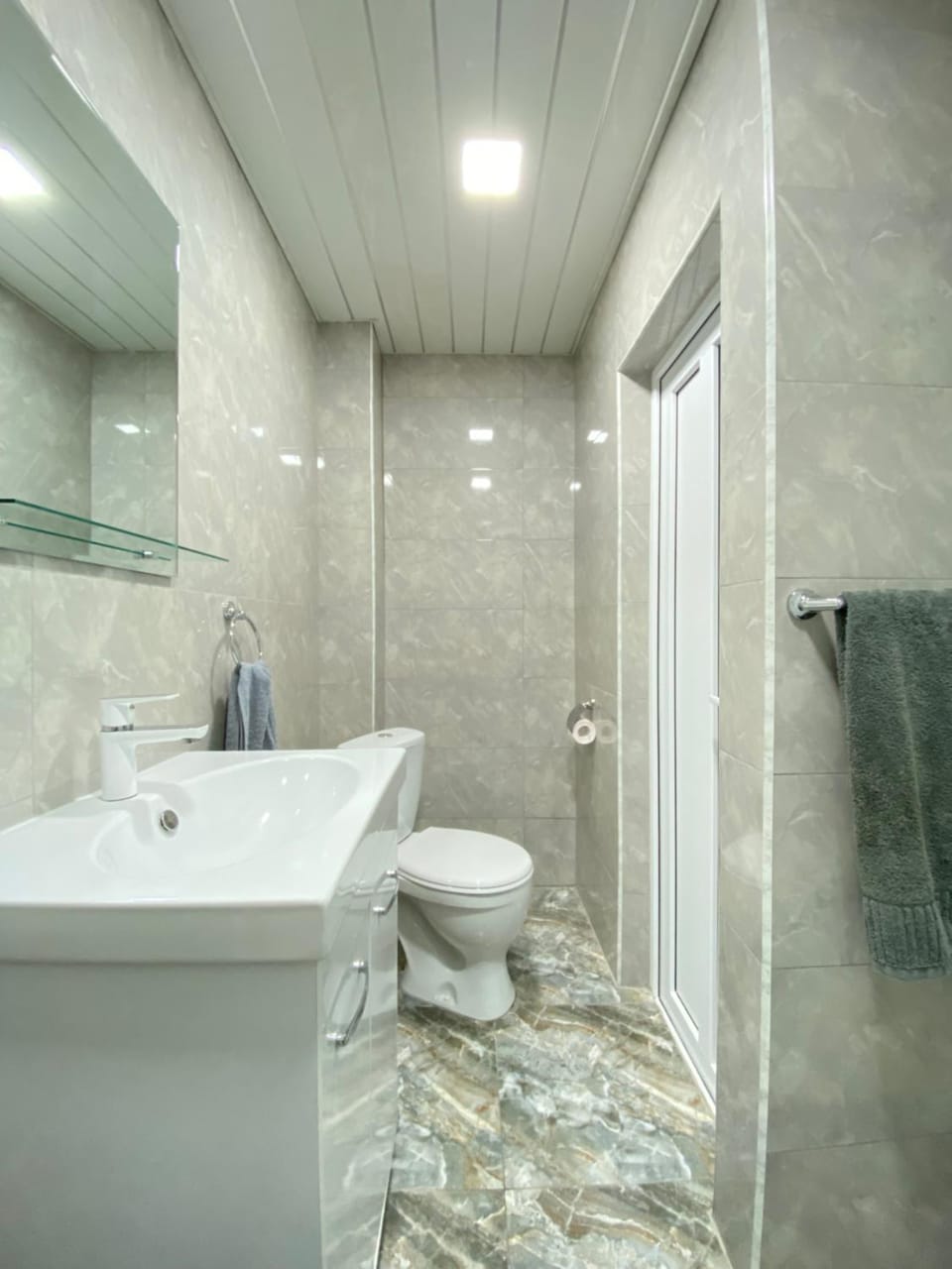 Shower, Toilet, Bathroom, towels
