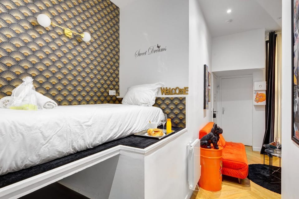 Bed, towels
