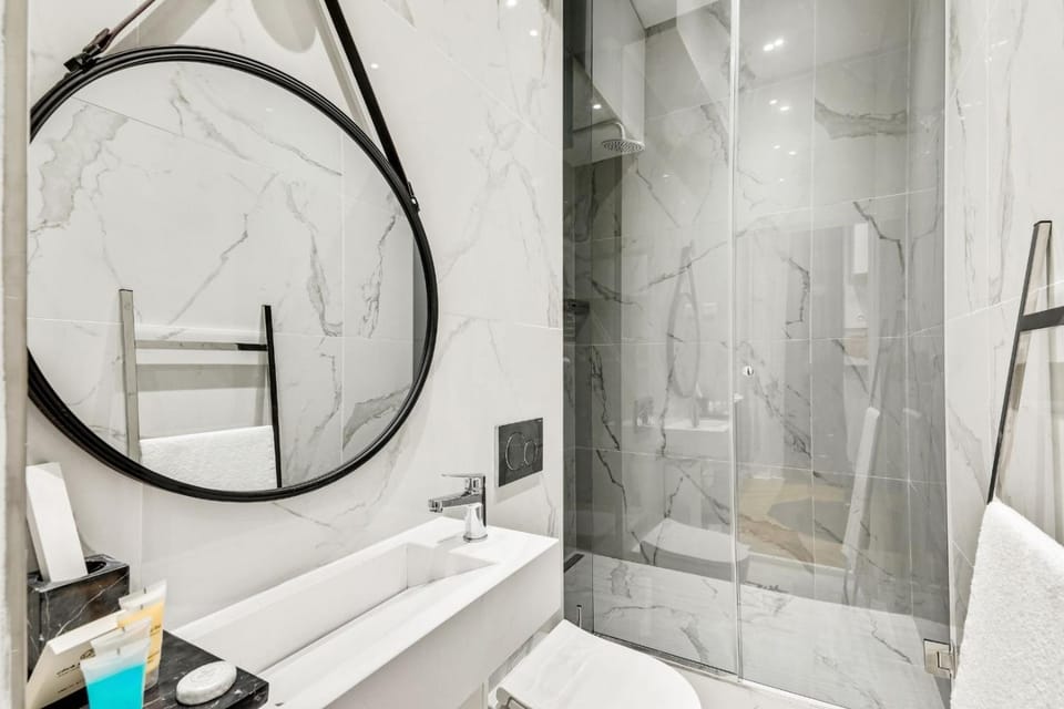 Shower, Toilet, Bathroom, towels