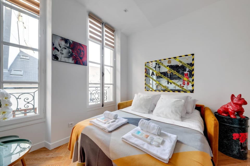 Bed, TV and multimedia, Living room, Photo of the whole room, Decorative detail, towels