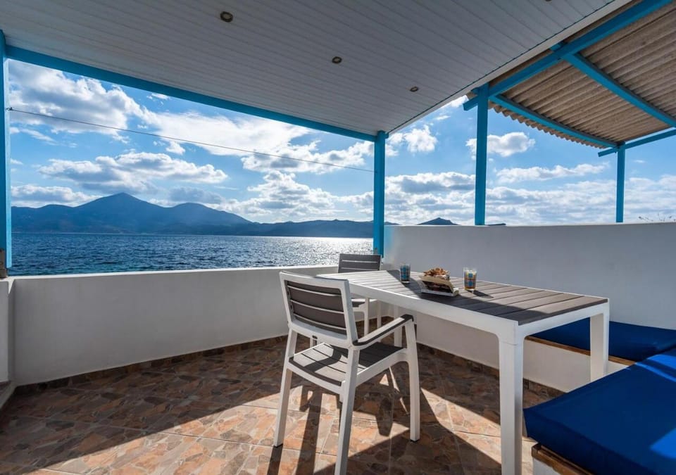 Property building, Facade/entrance, Balcony/Terrace, Sea view