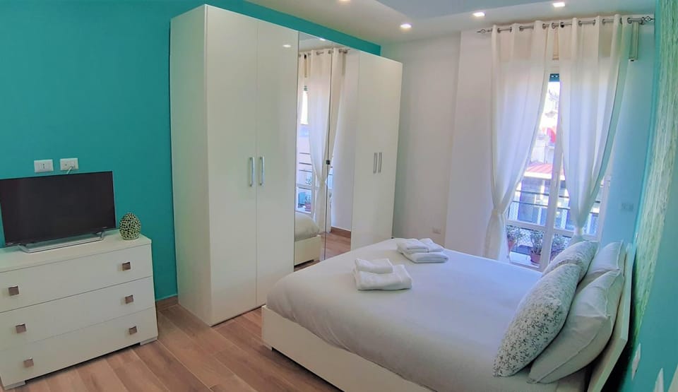 Bed, TV and multimedia, Photo of the whole room, Bedroom