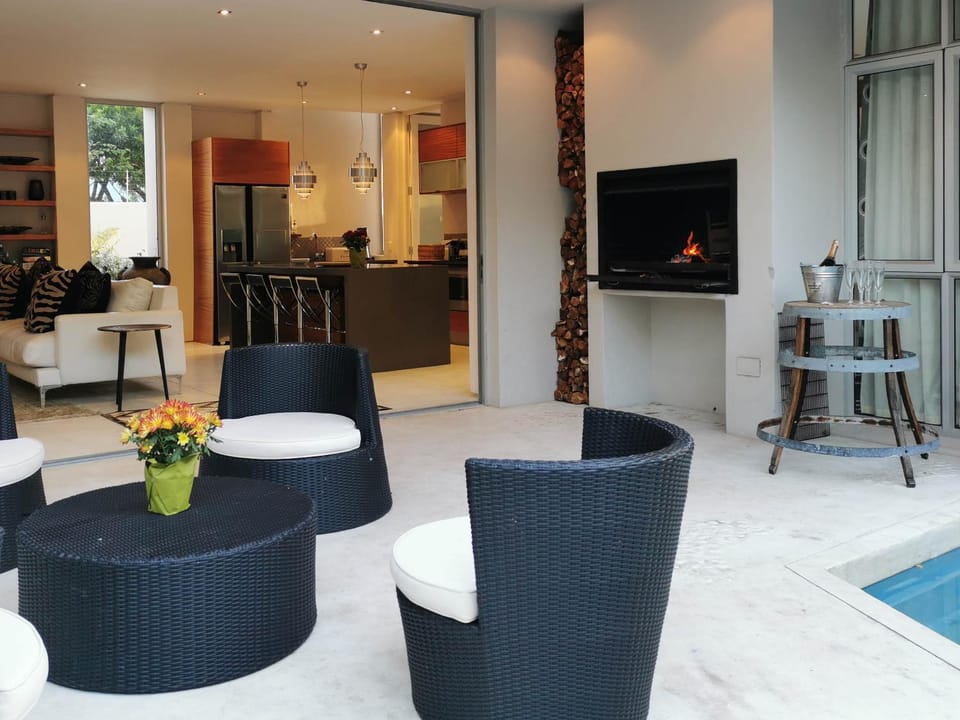 BBQ facilities, BBQ facilities, Kitchen or kitchenette, Living room, Seating area, Swimming pool, Swimming pool, kitchen