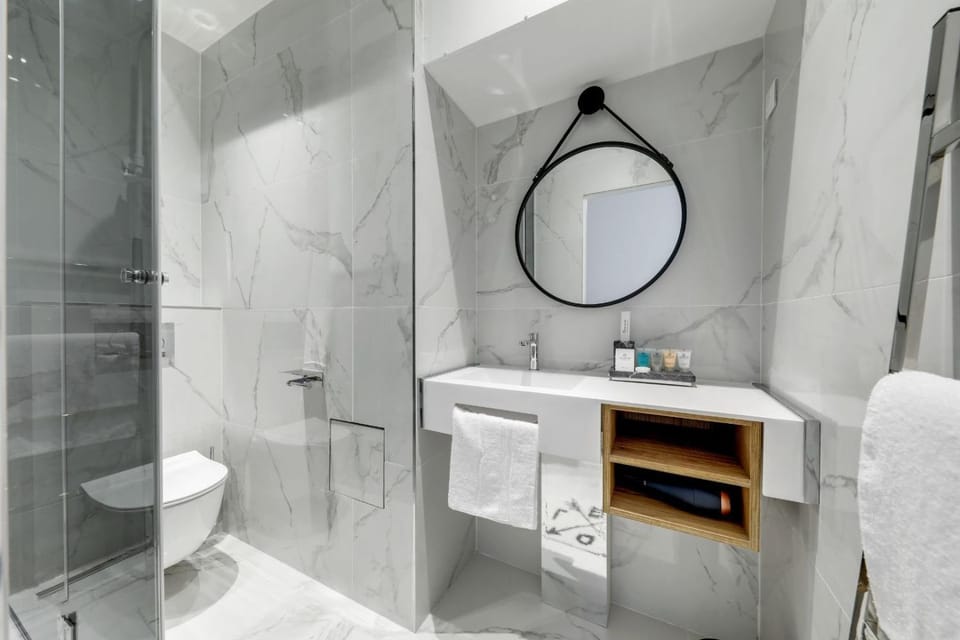 Shower, Toilet, Bathroom, towels
