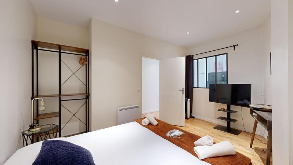 Bed, TV and multimedia, Bedroom, towels