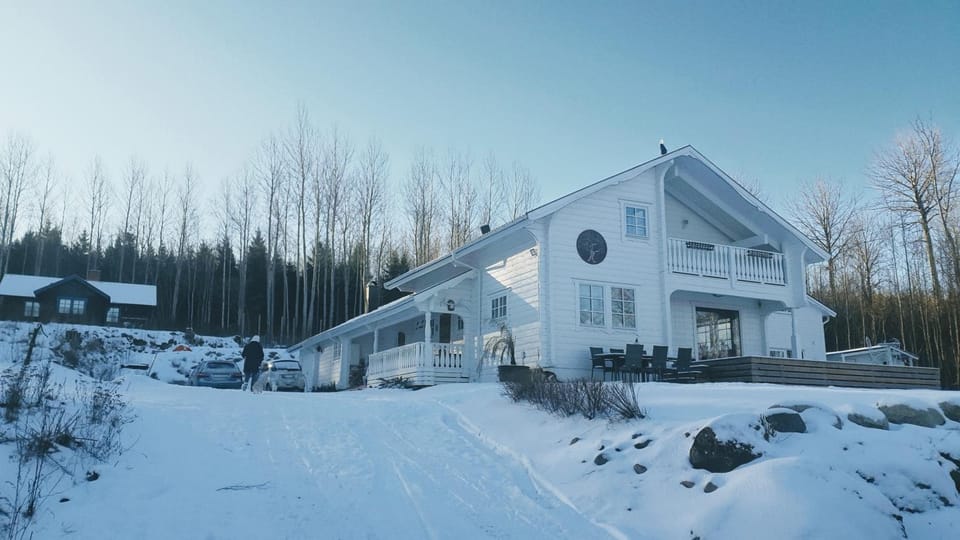 Villa Tree of Life Spacious Lakeview Retreat House in Västra Götaland County