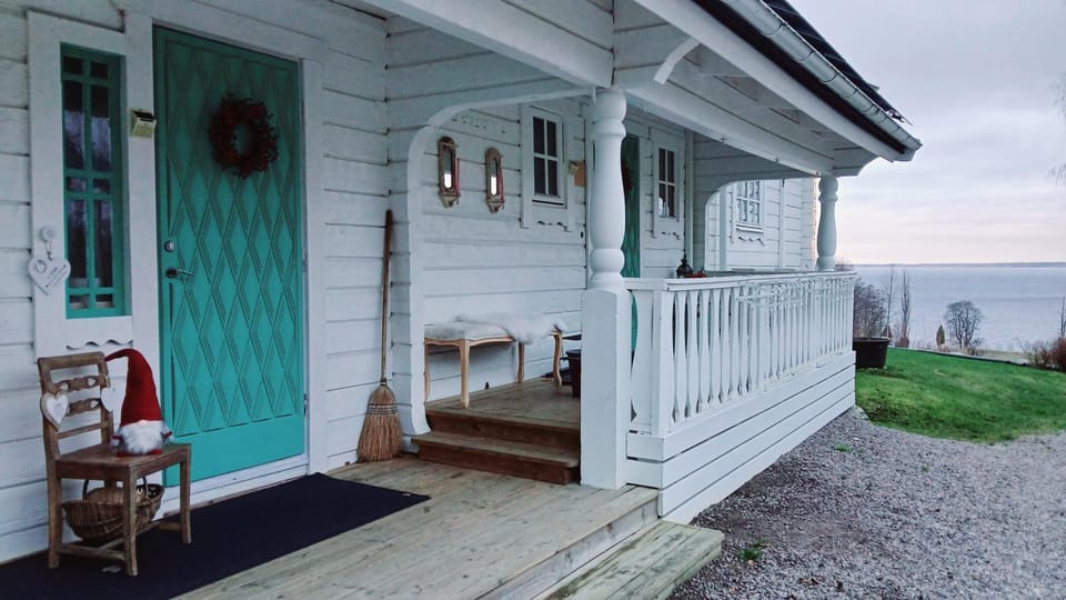 Villa Tree of Life Spacious Lakeview Retreat House in Västra Götaland County