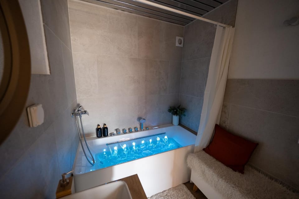 Hot Tub, Hot Tub, Bathroom