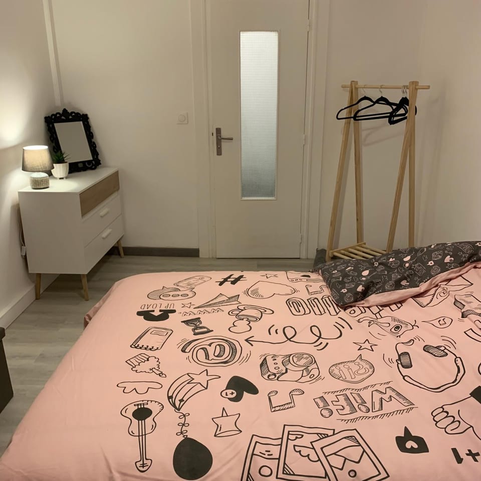 Bed, Photo of the whole room, Bedroom