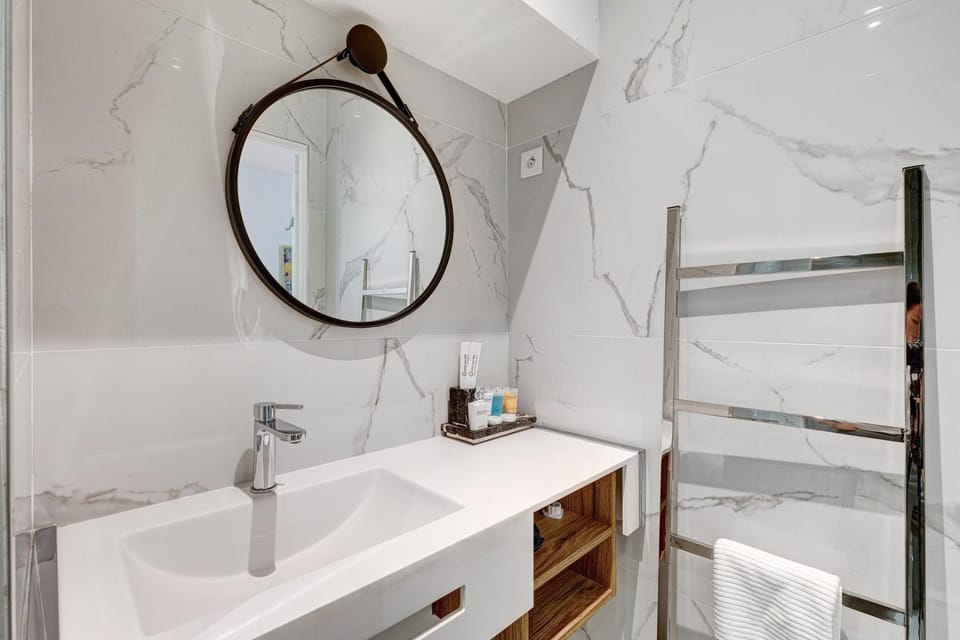 Shower, Bed, Bathroom, Bedroom, towels