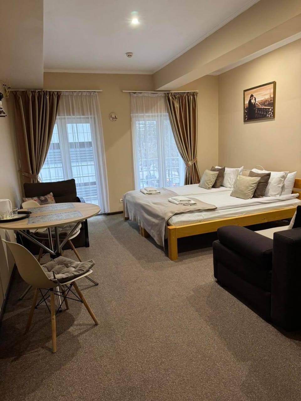 Photo of the whole room, towels