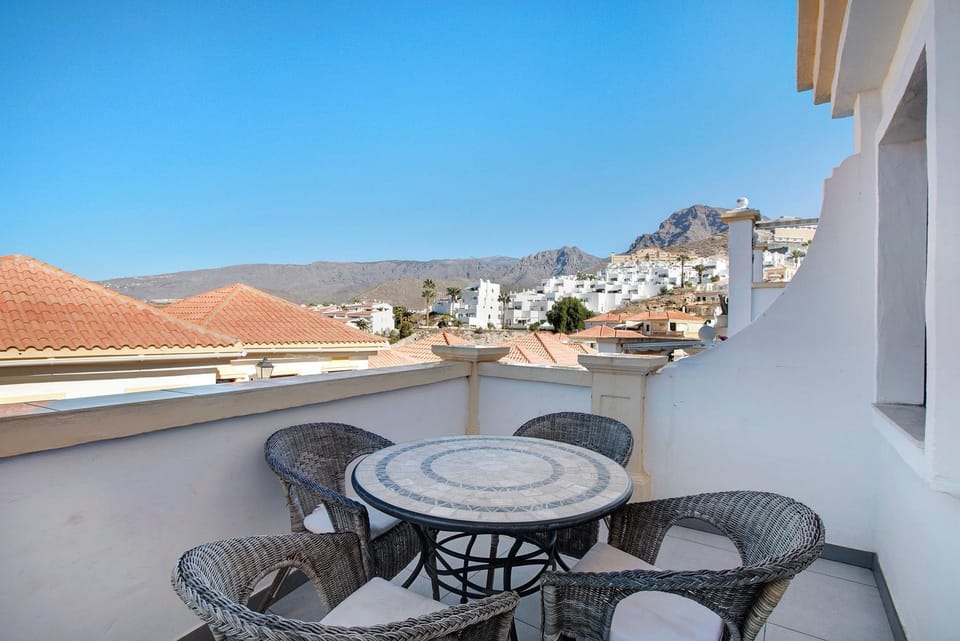 Property building, Balcony/Terrace, Living room
