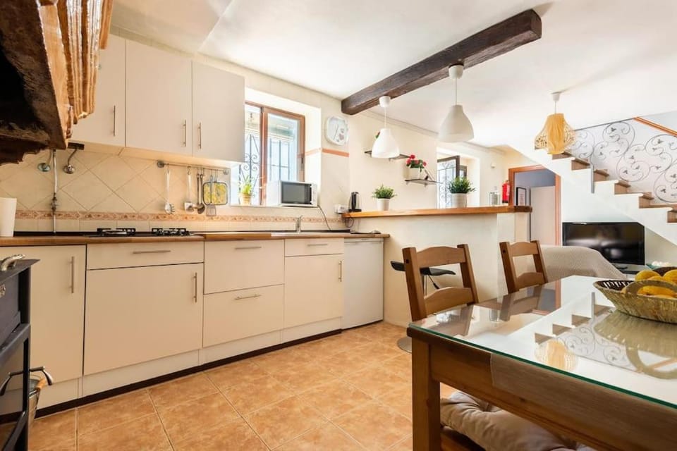 Coffee/tea facilities, Kitchen or kitchenette, Dining area, minibar, stove, toaster