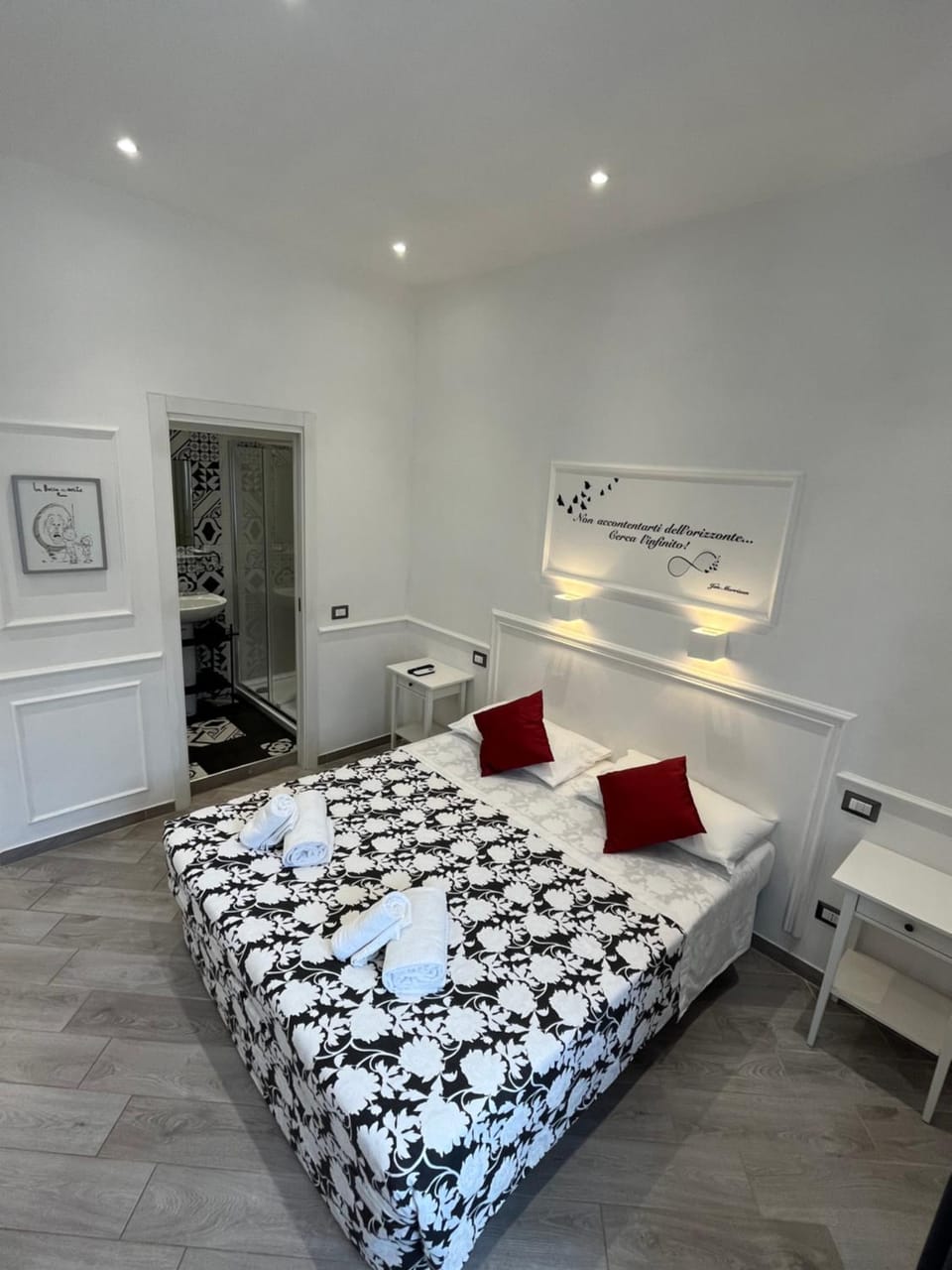 Bed, Photo of the whole room, Bedroom