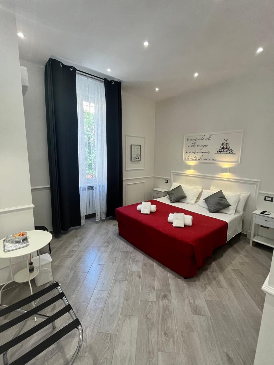 Bed, Bedroom, towels