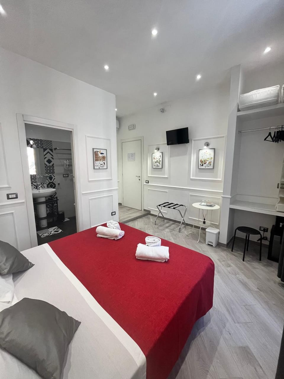 Bed, TV and multimedia, Photo of the whole room, Bedroom, towels, air conditioner
