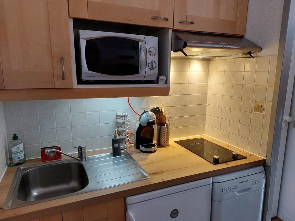 Kitchen or kitchenette, minibar, stove