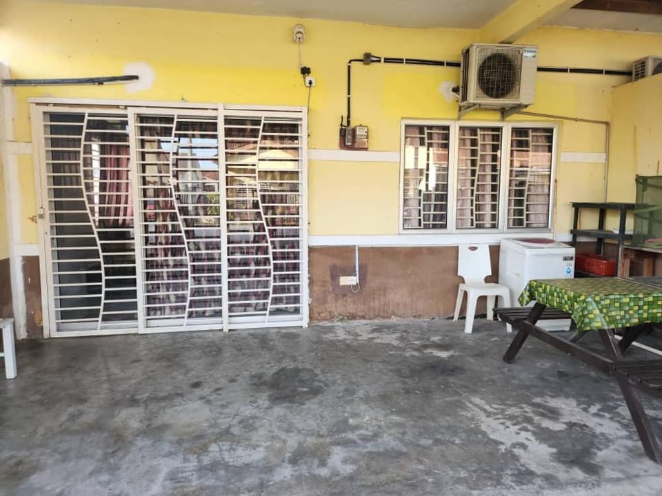 D'Haja 56 KLIA SEPANG with 3 AIRCONDS & FREE Wi-Fi House in Selangor, Malaysia