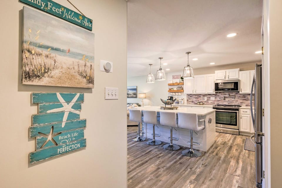 Bright & Breezy Condo - Walk to Orange Beach! House in Orange Beach