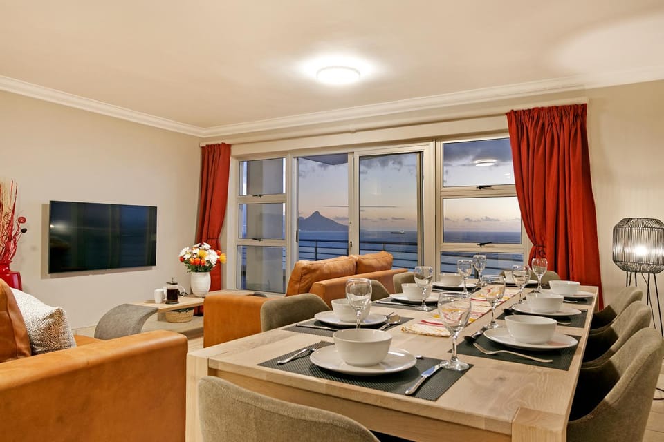 Natural landscape, TV and multimedia, Living room, Seating area, Dining area, Evening entertainment