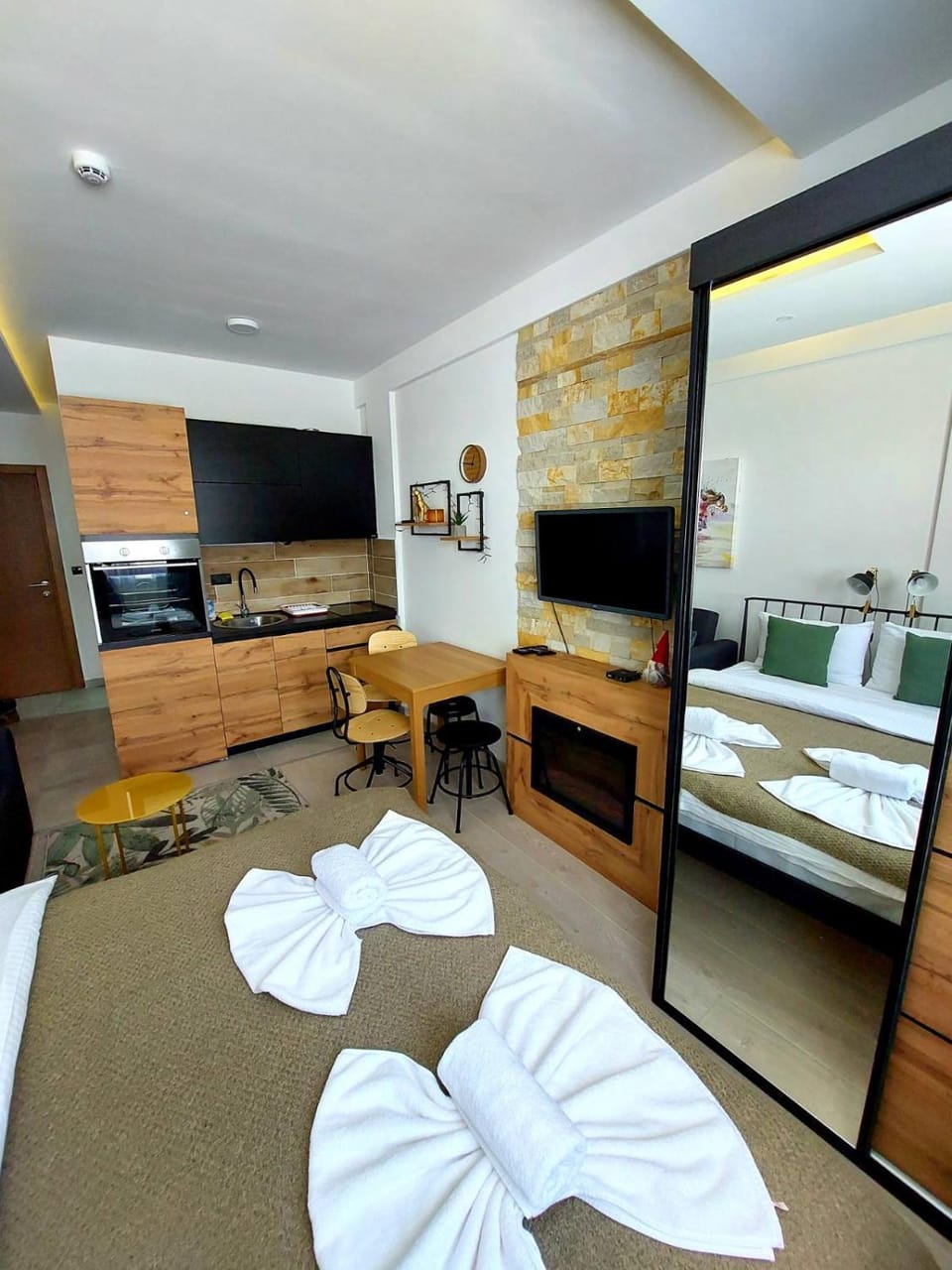 Communal lounge/ TV room, TV and multimedia, Kitchen or kitchenette, Living room, Photo of the whole room, towels