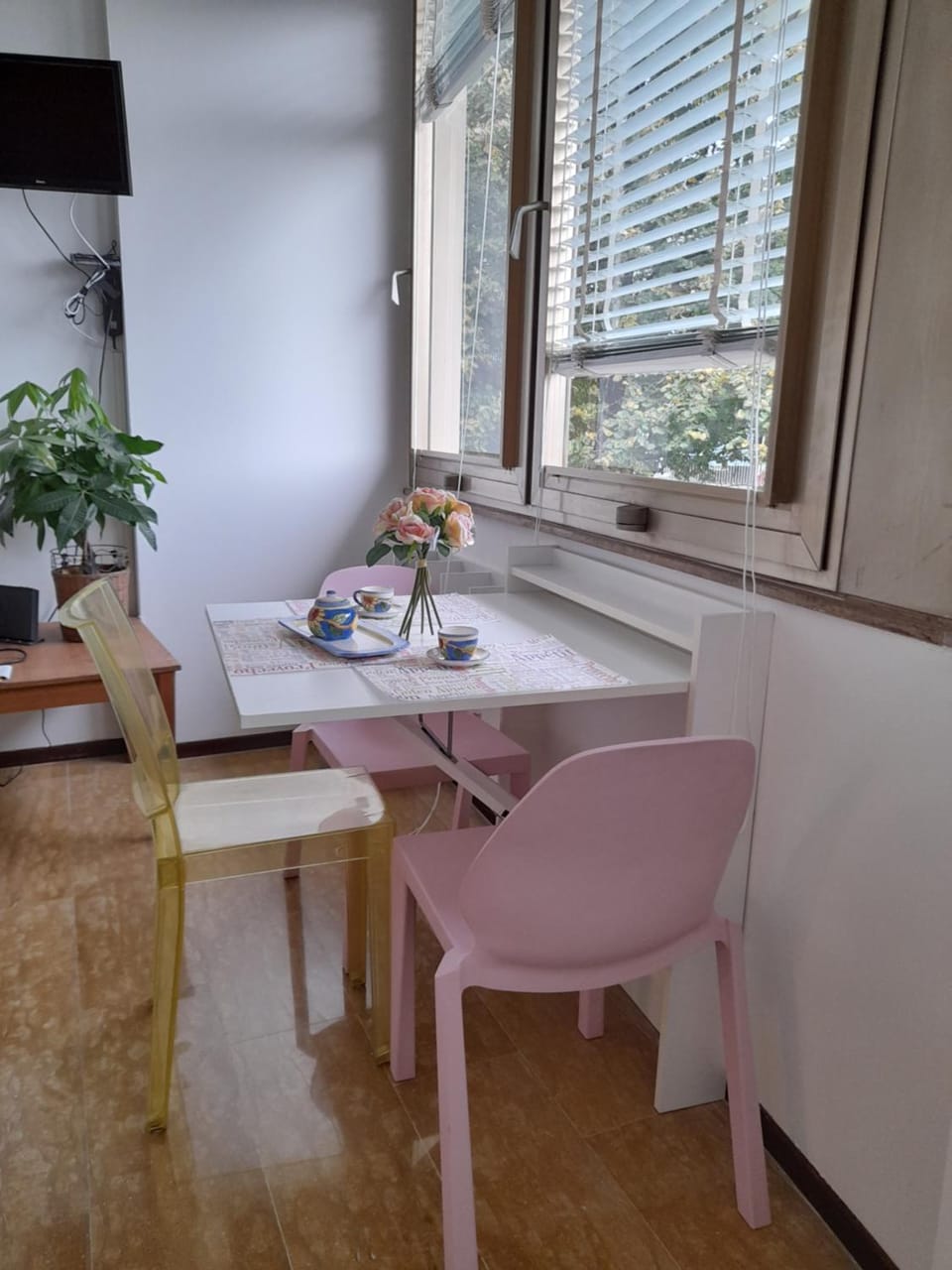 Nearby landmark, Restaurant/places to eat, Natural landscape, Activities, Horse-riding, Kitchen or kitchenette, Living room, Fitness centre/facilities, Decorative detail, Seating area, Dining area, Swimming pool, Sports, furniture, internet, toaster, kitchen