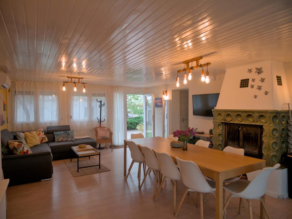 Communal lounge/ TV room, TV and multimedia, Living room, Dining area