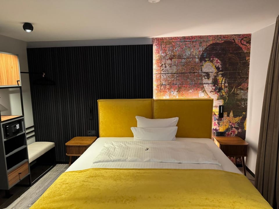 Photo of the whole room, Bedroom