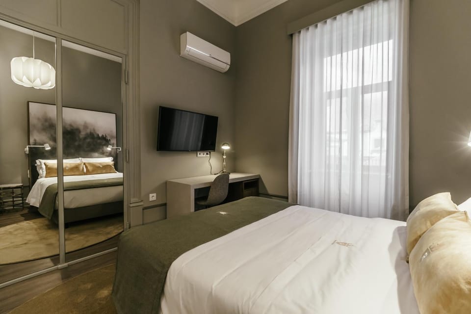 Bed, TV and multimedia, Bedroom