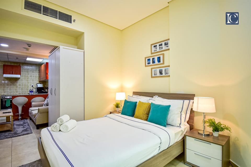 Bed, Photo of the whole room, Seating area, Bedroom, towels