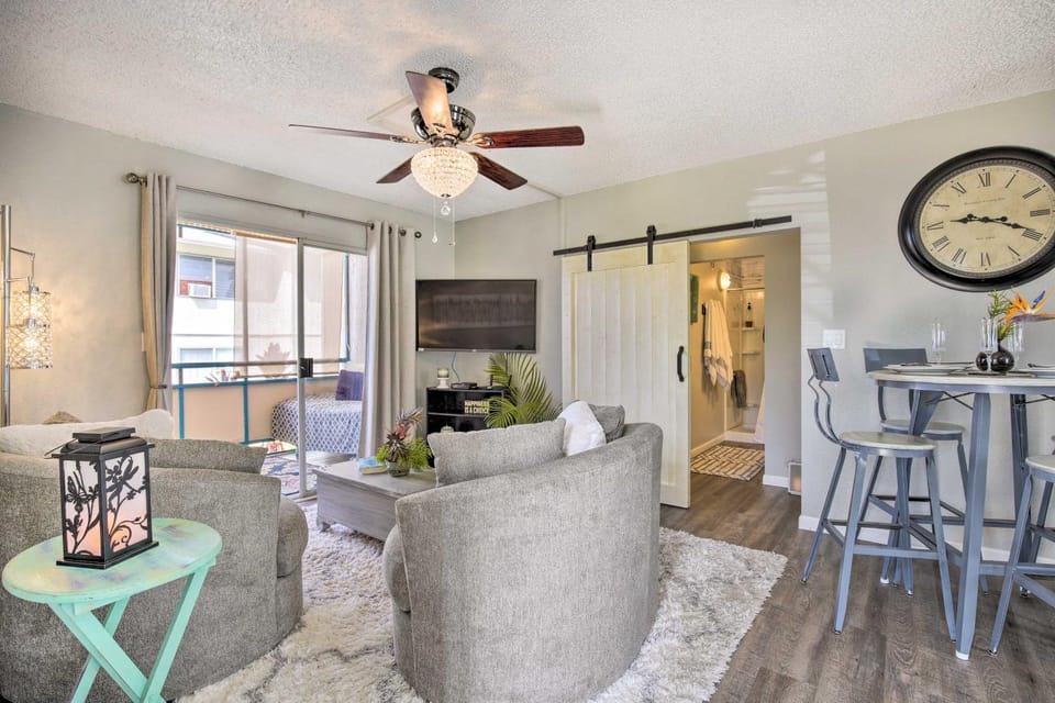 Lanai and Community Pool Access Sunny Central Condo Apartment in Holualoa