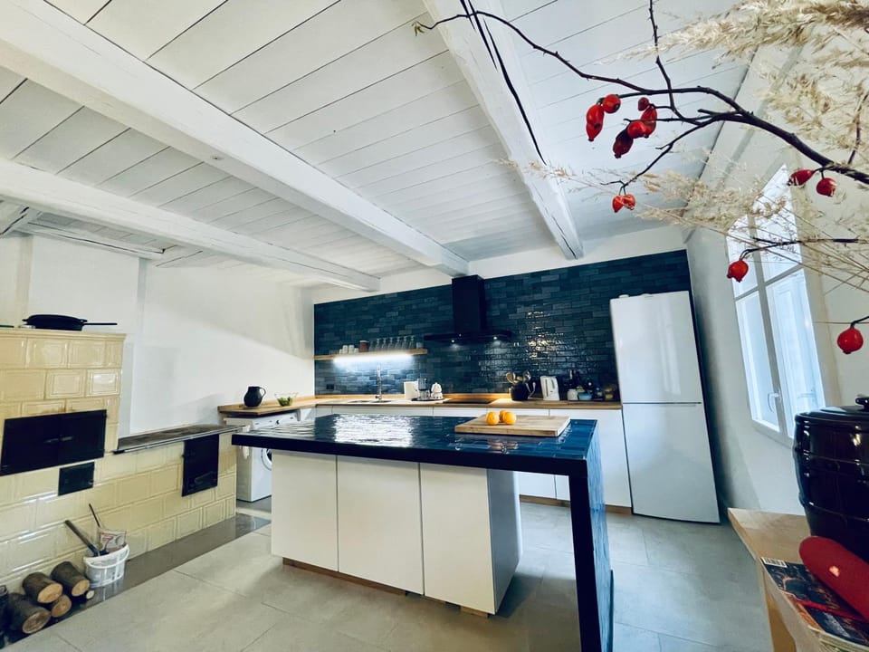 Kitchen or kitchenette, Seating area, kitchen