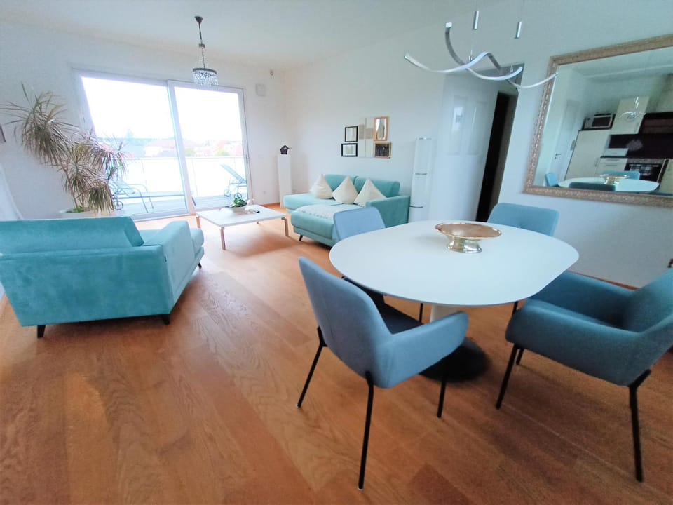 Living room, Dining area