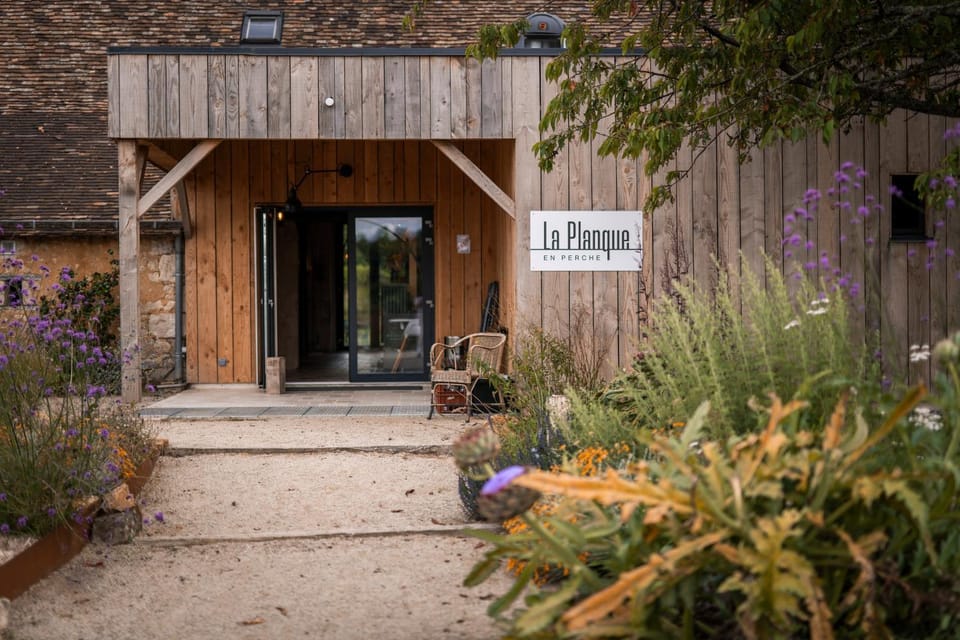 Property building, Facade/entrance, Garden, Lounge or bar