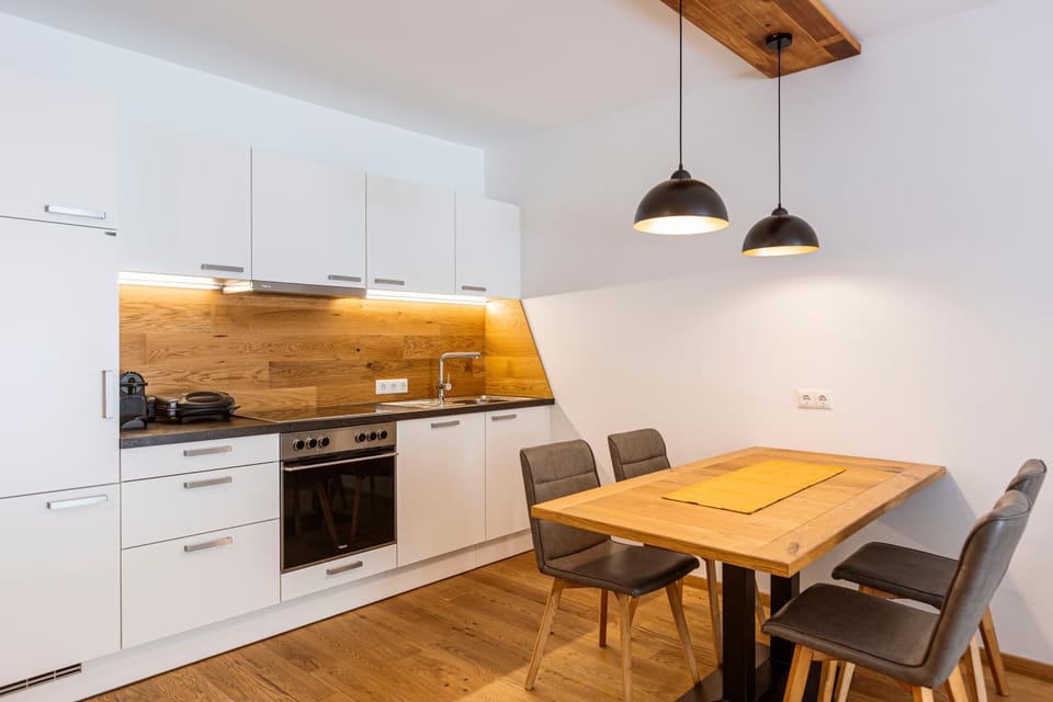 Kitchen or kitchenette, Dining area, stove