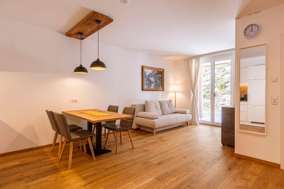 Kitchen or kitchenette, Living room, Seating area, Dining area