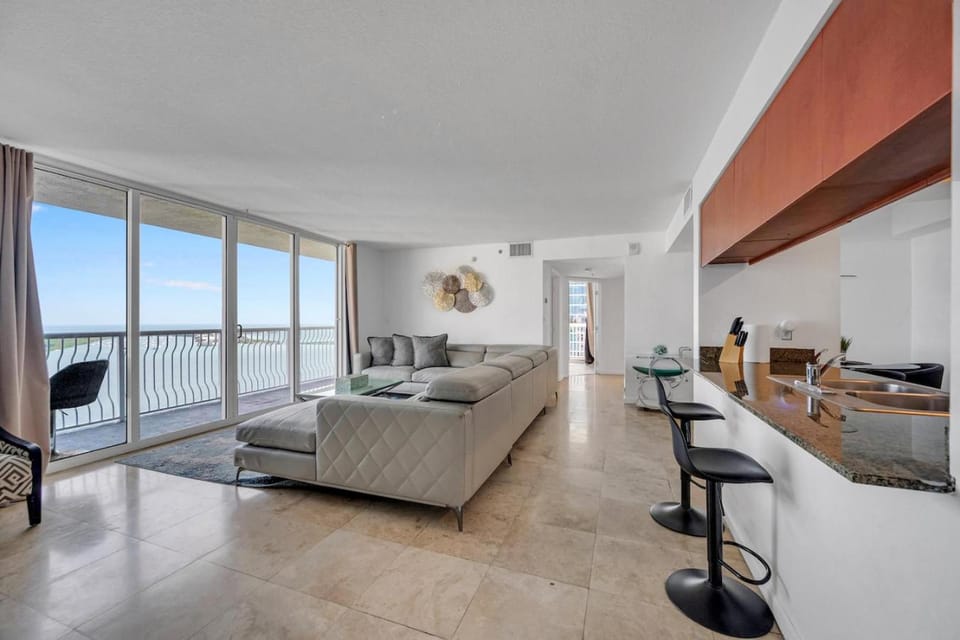 *LUXURIOUS HIGHRISE 2BRCONDO BRICKELL- WATERVIEWS* Apartment in Brickell