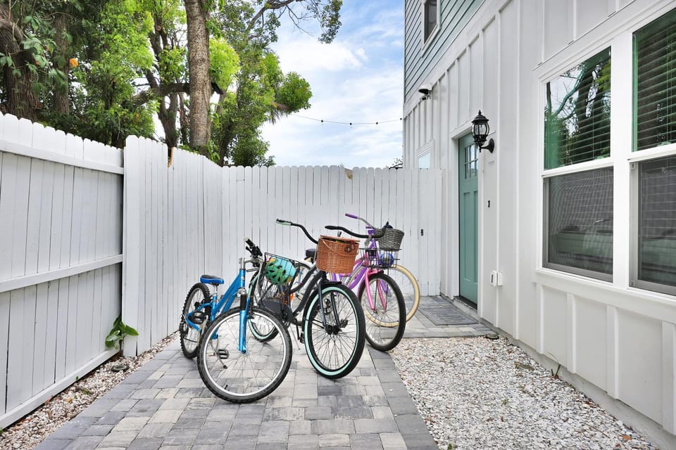 Jax Beach Hot Tub Retreat - Private Backyard - Fire Pit - Sleeps 8 - 5 Min to Beach Villa in Jacksonville Beach